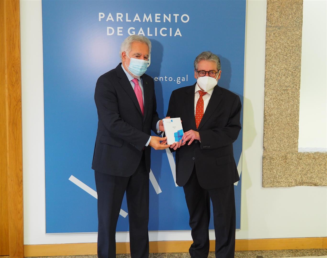 O conselleiro maior do Consello de Contas entrega ao Parlamento de Galicia a Memoria Anual e os informes de fiscalización